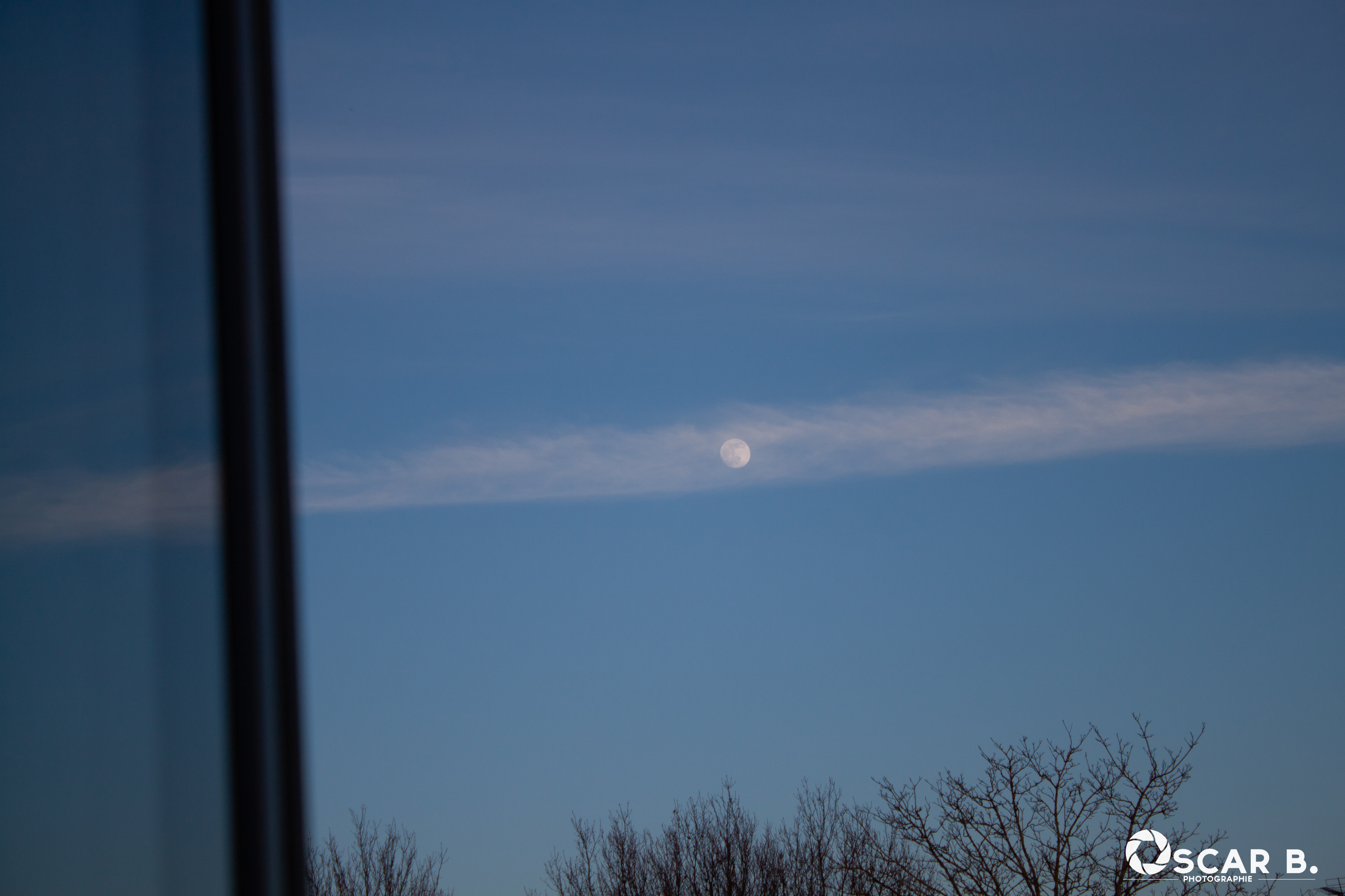 La Lune dans un banc de nuages